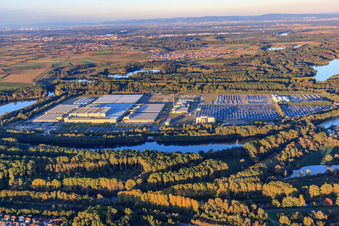 Mercedes-Benz Global Logistics Center auf der Insel Grün in Germersheim im Bundesland Rheinland-Pfalz, Deutschland vom Flugzeug aus