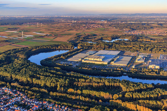 Mercedes-Benz Global Logistics Center auf der Insel Grün in Germersheim im Bundesland Rheinland-Pfalz, Deutschland aus der Luft betrachtet