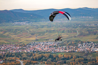 Paragleiter über dem Queichtal und der B10 in Siebeldingen im Bundesland Rheinland-Pfalz, Deutschland