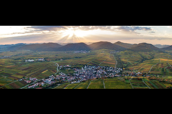 Südpfalzpanorama am Abend bis Ranschbach in Ilbesheim bei Landau im Bundesland Rheinland-Pfalz, Deutschland
