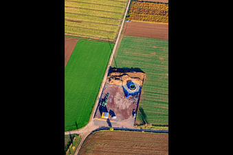 Schrägluftbild von Windkraftanlagenfundamente in Offenbach an der Queich im Bundesland Rheinland-Pfalz, Deutschland