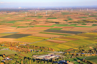 Geothermiekraftwerk vor Windpark in Insheim im Bundesland Rheinland-Pfalz, Deutschland