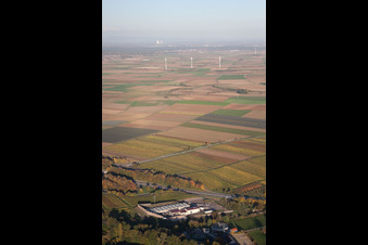 Energiewende: Vorne Geothermiekraftwerk in Insheim, dahinter Windräder von Offenbach an der Queich und am Horizont die Kühltürme des AKW Philippsburg im Bundesland Rheinland-Pfalz, Deutschland