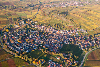 Ortsansicht der Straßen und Häuser der Wohngebiete in Ilbesheim bei Landau in der Pfalz im Bundesland Rheinland-Pfalz, Deutschland