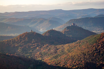 Schrägluftbild von Die 3 Burgen Trifels, Anebos und Münz im Ortsteil Bindersbach in Annweiler am Trifels im Bundesland Rheinland-Pfalz, Deutschland