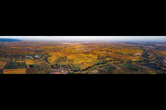 Panorama der Weinberge der südlichen Weinstraße von Heuchelheim bis Landau in Göcklingen im Bundesland Rheinland-Pfalz, Deutschland