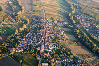 Ortsteil Heuchelheim in Heuchelheim-Klingen im Bundesland Rheinland-Pfalz, Deutschland von einer Drohne aus