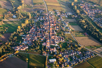 Luftbild von Dorfansicht im Ortsteil Heuchelheim in Heuchelheim-Klingen im Bundesland Rheinland-Pfalz, Deutschland