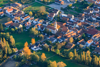 Luftaufnahme von Protestantische Kirche Mühlhofen in Billigheim-Ingenheim im Bundesland Rheinland-Pfalz, Deutschland