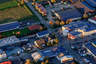 Industriegebiet Am Gäxwald mit REHA med Gesundheitspark GmbH und Medizinisches Versorgungszentrum Südpfalz in Herxheim bei Landau im Bundesland Rheinland-Pfalz, Deutschland