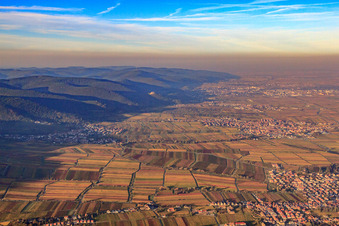 Weinberge vom Haardtrand bis zur Autobahn A65 in Edenkoben im Bundesland Rheinland-Pfalz, Deutschland