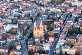 Luftaufnahme von Kirchengebäude von  im Altstadt- Zentrum der Innenstadt in Landau in der Pfalz im Bundesland Rheinland-Pfalz, Deutschland