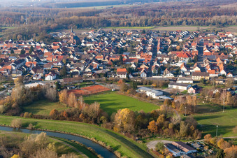 Ortschaft am Saalbachkanal von Westen im Ortsteil Rußheim in Dettenheim im Bundesland Baden-Württemberg, Deutschland