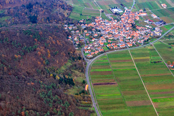 Winzerort von Süden in Eschbach im Bundesland Rheinland-Pfalz, Deutschland