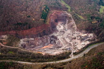 Gelände und Abraum- Flächen Zement- Tagebau der Heidelberger Beton GmbH - Region Süd-West in Waldhambach im Bundesland Rheinland-Pfalz, Deutschland