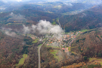 Dorf im Pfälzerwald unter Wolken in Waldhambach im Bundesland Rheinland-Pfalz, Deutschland