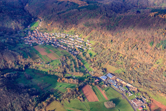Luftbild von Dorf im Pfälzerwald am Hahnenbach aus Südosten im Ortsteil Gräfenhausen in Annweiler am Trifels im Bundesland Rheinland-Pfalz, Deutschland