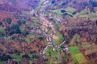 Dorf im Pfälzerwald im Dernbachtal aus Süden im Bundesland Rheinland-Pfalz, Deutschland