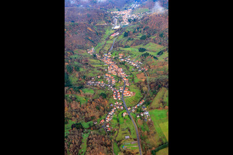Luftbild von Dorf im Pfälzerwald im Dernbachtal aus Süden im Bundesland Rheinland-Pfalz, Deutschland