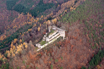 Luftbild von Ruine und Mauerreste der ehemaligen Burganlage und Feste Burg Neuscharfeneck in Dernbach im Bundesland Rheinland-Pfalz, Deutschland