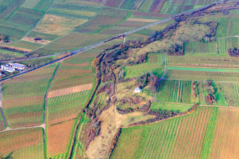 Kapelle "Kleine Kalmit" im Naturschutzgebiet Kleine Kalmit im Winter von Süden in Ilbesheim bei Landau im Bundesland Rheinland-Pfalz, Deutschland
