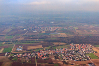 Dorfansicht im Winter aus Süden in Freisbach im Bundesland Rheinland-Pfalz, Deutschland