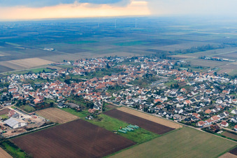 Dorfansicht im Winter aus Nordosten in Ottersheim bei Landau im Bundesland Rheinland-Pfalz, Deutschland