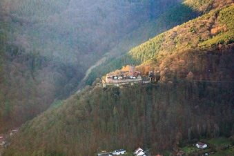 Burg Landeck in Klingenmünster im Bundesland Rheinland-Pfalz, Deutschland aus der Drohnenperspektive