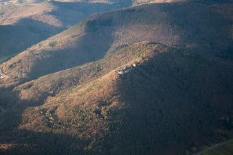 Burgruine Madenburg im Winter bei Schnee in Eschbach im Bundesland Rheinland-Pfalz, Deutschland aus der Drohnenperspektive