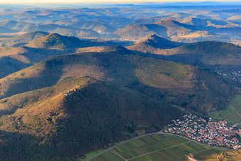 Pfälerwald Burgenpanorama von der Burgruine Madenburg bis zum Trifels im Winter in Eschbach im Bundesland Rheinland-Pfalz, Deutschland