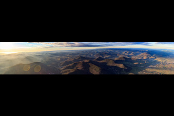 Pfälzerwald Burgenpanorama von der Madenburg am Haardtrand über den Trifels bis zum Hambacher Schloss im Winter in Eschbach im Bundesland Rheinland-Pfalz, Deutschland