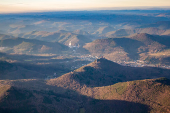 Trifels von Südosten im Ortsteil Bindersbach in Annweiler am Trifels im Bundesland Rheinland-Pfalz, Deutschland