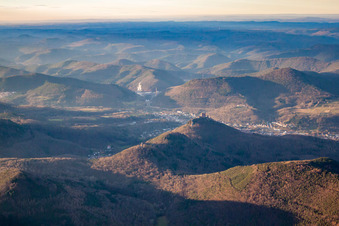 Luftbild von Trifels von Südosten im Ortsteil Bindersbach in Annweiler am Trifels im Bundesland Rheinland-Pfalz, Deutschland