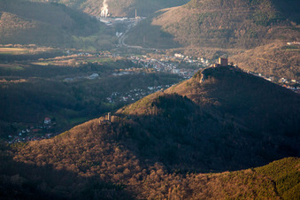 Schrägluftbild von Vom Wald umgebende Burganlage der Reichsburg Trifels in Annweiler am Trifels im Bundesland Rheinland-Pfalz, Deutschland