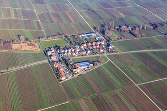 Loeonard-Eckel-Siedlung mit Sportplatz des Südhaardter Sportverein 2023 e.V. und Freibad Edesheim im Bundesland Rheinland-Pfalz, Deutschland