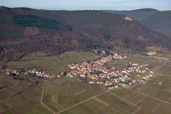 Luftaufnahme von Weinbergs- Landschaft der Pfälzer Weinstraße bei Weyher in der Pfalz im Bundesland Rheinland-Pfalz, Deutschland