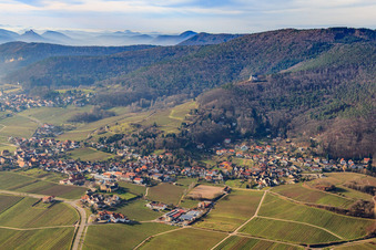 Winzerdorf unter der St.-Anna-Kapelle im Winter aus Nordosten in Burrweiler im Bundesland Rheinland-Pfalz, Deutschland