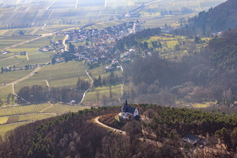 Luftaufnahme von St.-Anna-Kapelle auf dem Annaberg in Burrweiler im Bundesland Rheinland-Pfalz, Deutschland