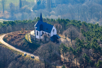 Schrägluftbild von St.-Anna-Kapelle auf dem Annaberg in Burrweiler im Bundesland Rheinland-Pfalz, Deutschland