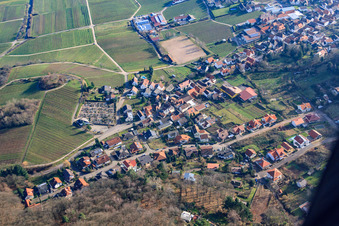 Luftbild von Friedhof in Burrweiler im Bundesland Rheinland-Pfalz, Deutschland