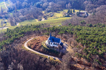 St.-Anna-Kapelle auf dem Annaberg in Burrweiler im Bundesland Rheinland-Pfalz, Deutschland aus der Luft