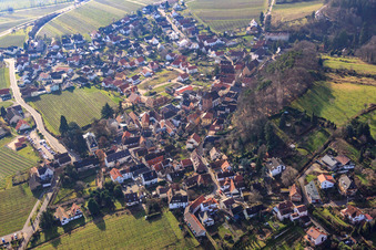 Winzerdorfansicht im Winter aus Norden in Gleisweiler im Bundesland Rheinland-Pfalz, Deutschland