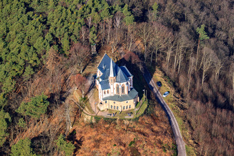 St.-Anna-Kapelle auf dem Annaberg in Burrweiler im Bundesland Rheinland-Pfalz, Deutschland vom Flugzeug aus