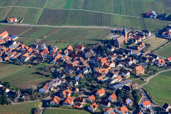 Luftbild von Weinstraße mit Pfarrkirche Maria Heimsuchung in Burrweiler im Bundesland Rheinland-Pfalz, Deutschland