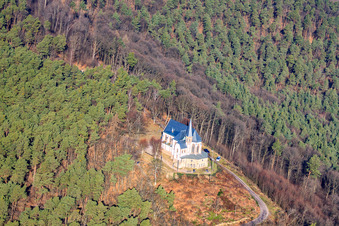 Drohnenaufname von St.-Anna-Kapelle auf dem Annaberg in Burrweiler im Bundesland Rheinland-Pfalz, Deutschland