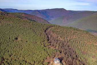 St.-Anna-Hütte über der St.-Anna-Kapelle auf dem Annaberg in Burrweiler im Bundesland Rheinland-Pfalz, Deutschland