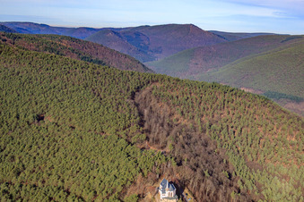 Luftbild von St.-Anna-Hütte über der St.-Anna-Kapelle auf dem Annaberg in Burrweiler im Bundesland Rheinland-Pfalz, Deutschland