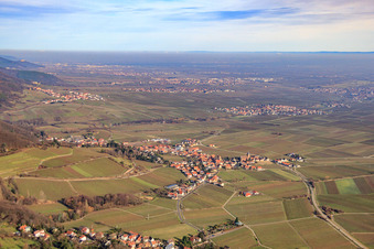 Luftbild von Winzerdorfansicht im Winter aus Südwesten in Burrweiler im Bundesland Rheinland-Pfalz, Deutschland