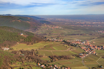 Winzerdorf unter der St. Anna Kapelle im Winter aus Südwesten in Burrweiler im Bundesland Rheinland-Pfalz, Deutschland