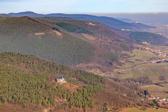Luftbild von St.-Anna-Kapelle im Winter auf dem Annaberg aus Süden in Burrweiler im Bundesland Rheinland-Pfalz, Deutschland